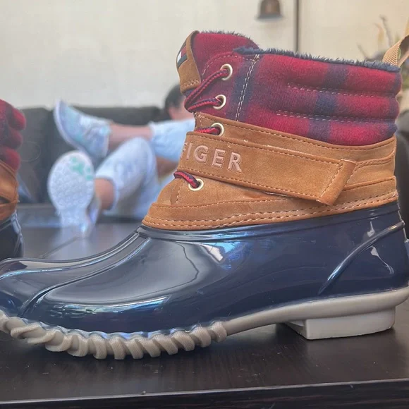 Tommy Hilfiger duck build rain boots. - Picture 2 of 2